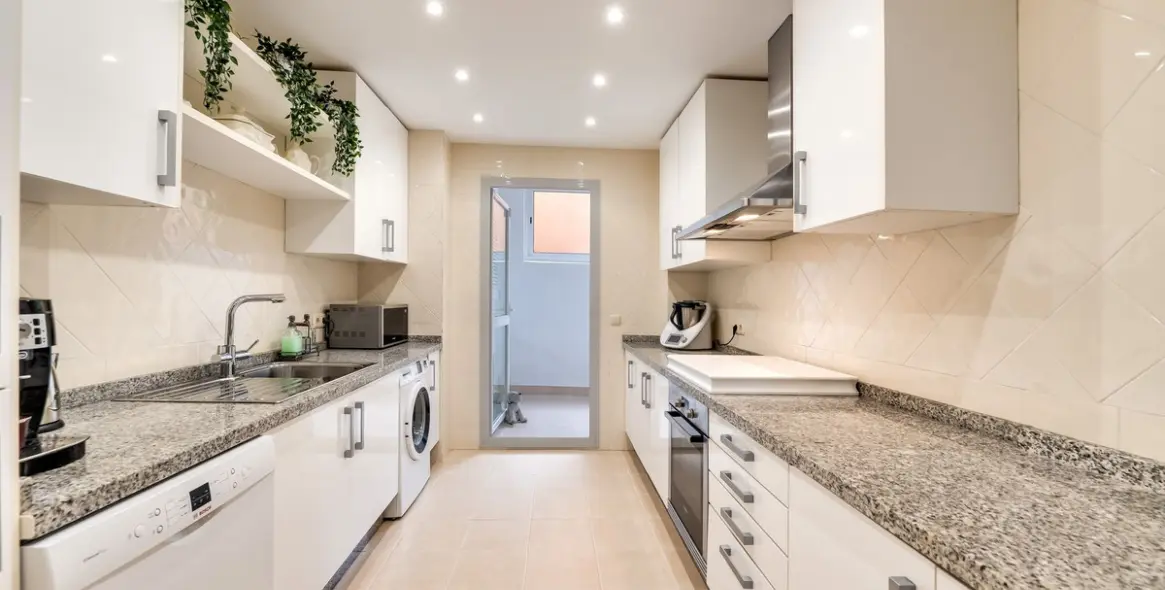 Продажа апартаментов на среднем этаже в Elviria 14