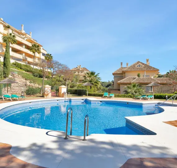 Продажа апартаментов на среднем этаже в Elviria