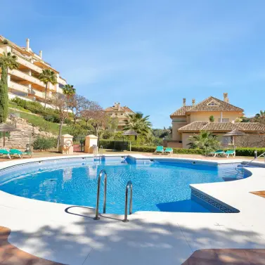 Sale of middle floor apartment in Elviria