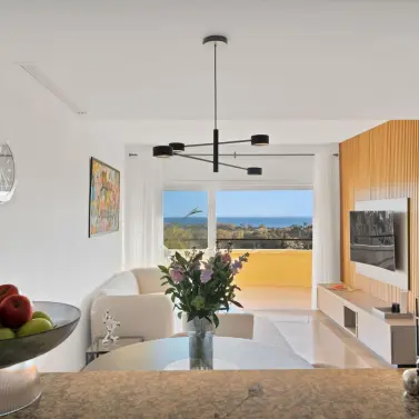 Sale of middle floor apartment in Elviria