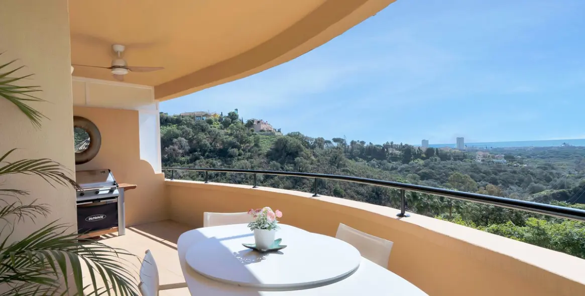 Venta de apartamento en planta media en Elviria 12