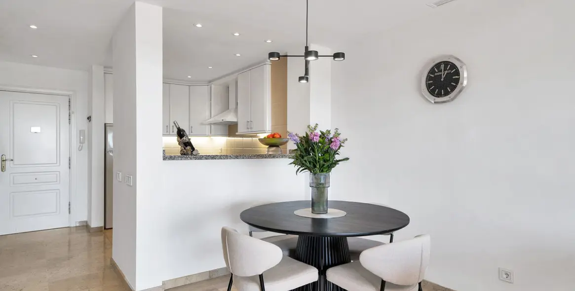 Venta de apartamento en planta media en Elviria 16