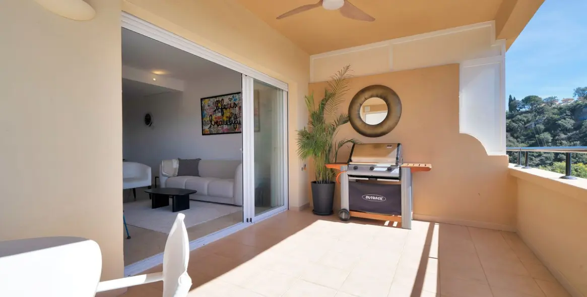 Sale of middle floor apartment in Elviria 21