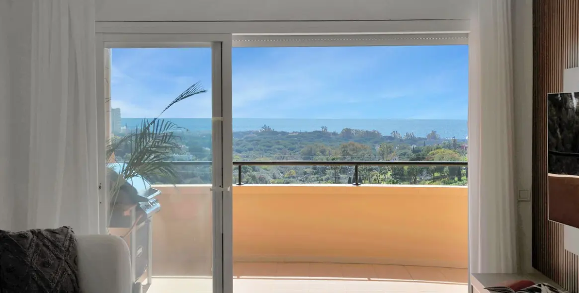 Sale of middle floor apartment in Elviria 22