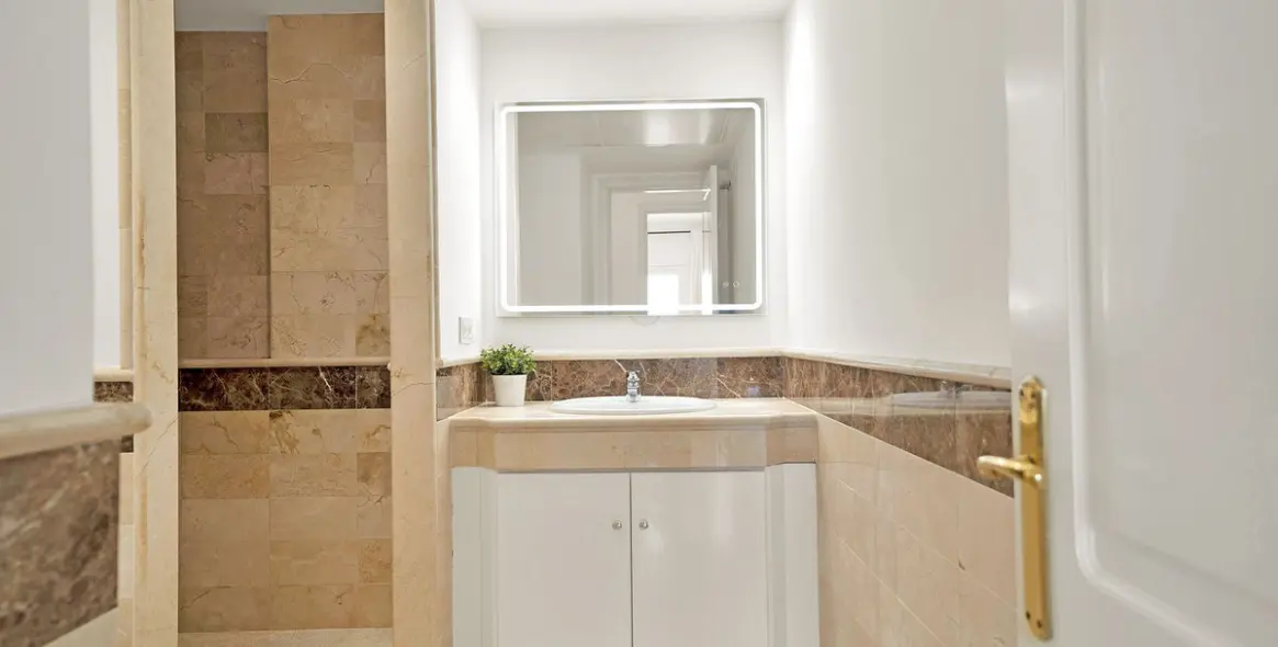 Sale of middle floor apartment in Elviria 24