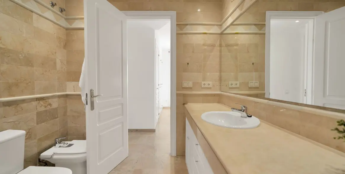 Sale of middle floor apartment in Elviria 25