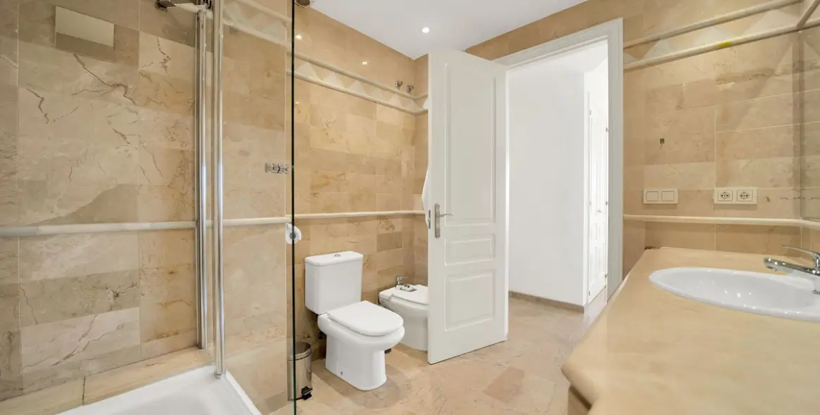 Sale of middle floor apartment in Elviria 26