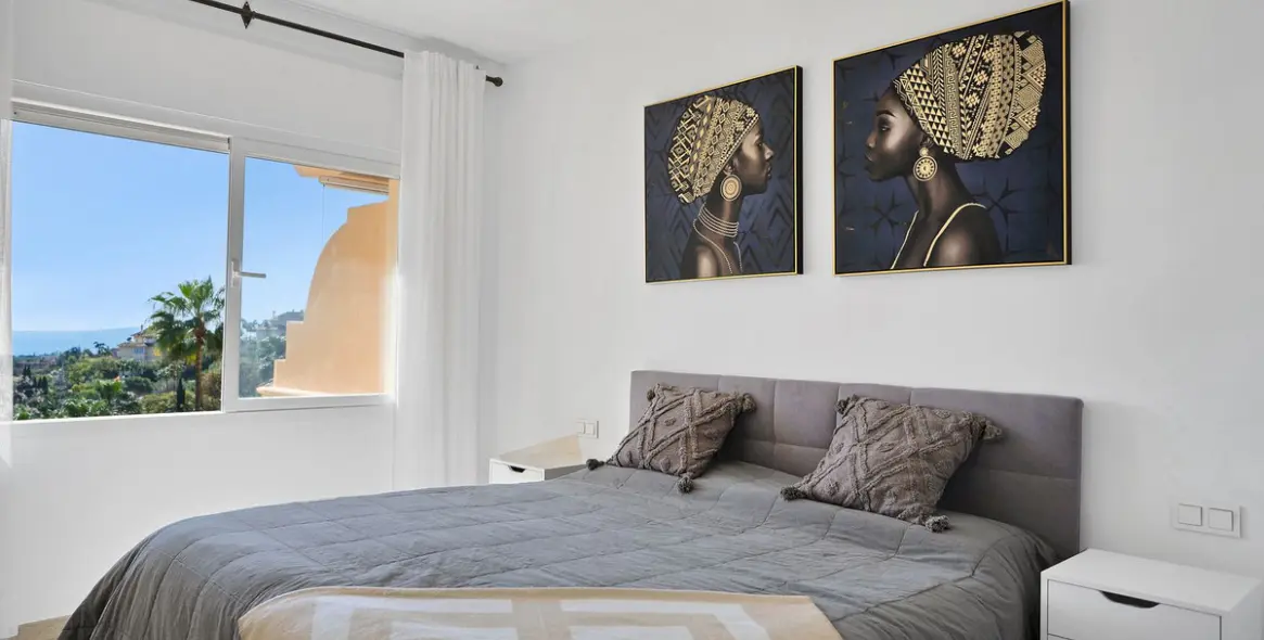 Sale of middle floor apartment in Elviria 27