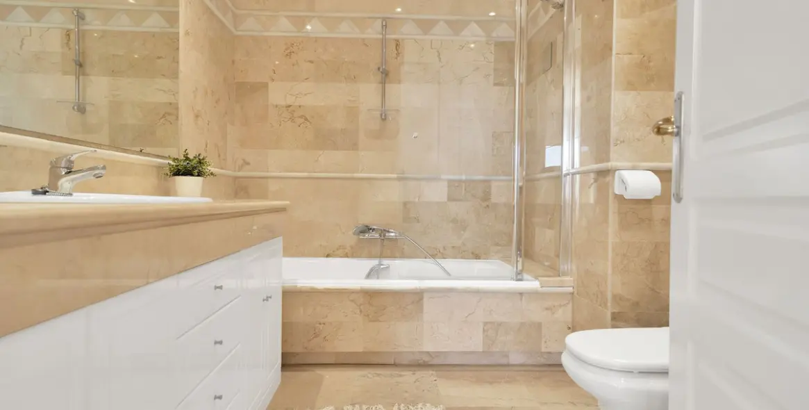 Sale of middle floor apartment in Elviria 28