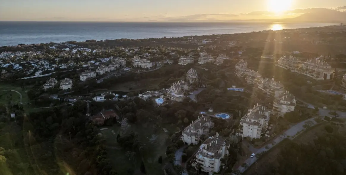 Sale of middle floor apartment in Elviria 30