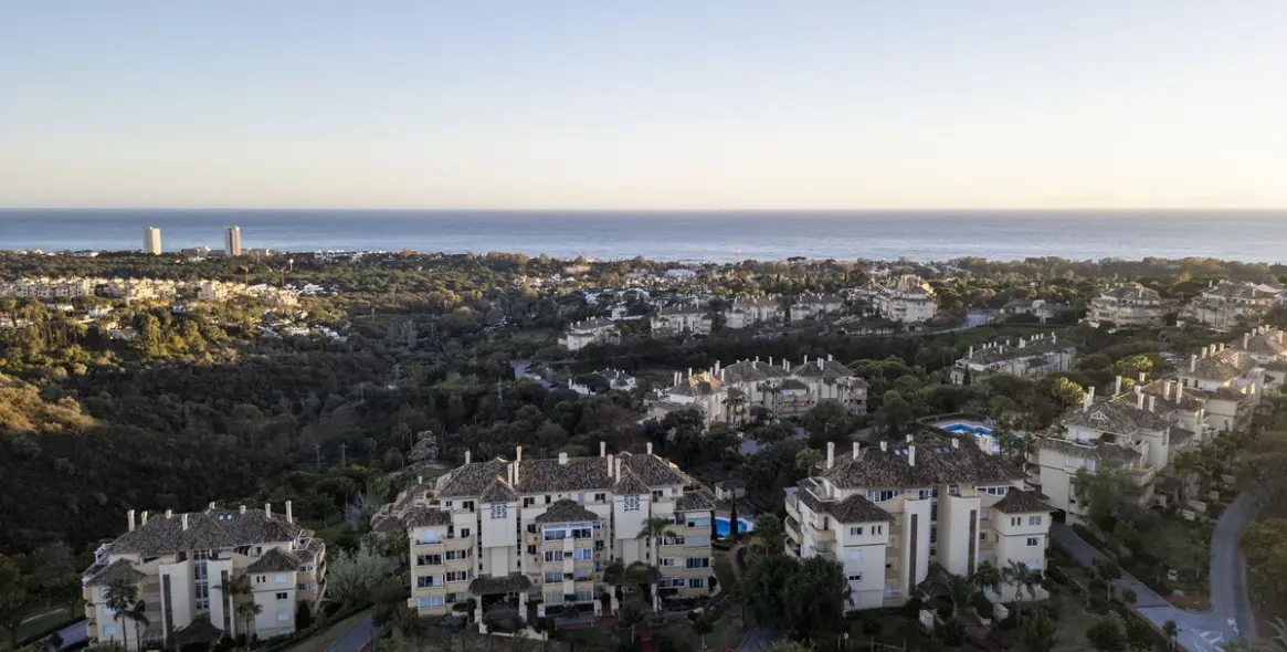 Sale of middle floor apartment in Elviria 31