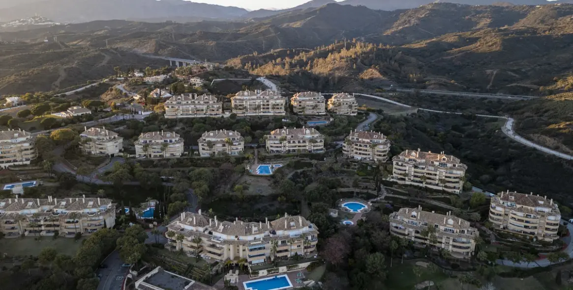 Sale of middle floor apartment in Elviria 32