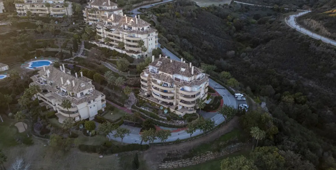 Sale of middle floor apartment in Elviria 33