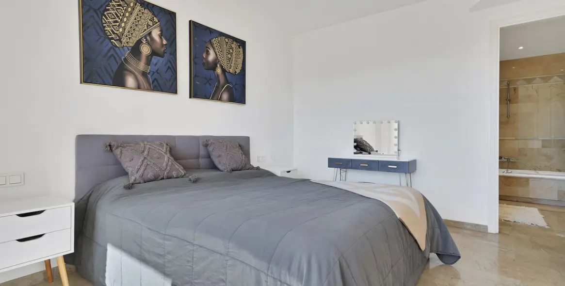 Sale of middle floor apartment in Elviria 34