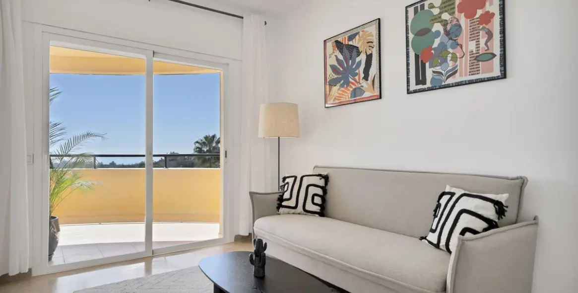 Sale of middle floor apartment in Elviria 35