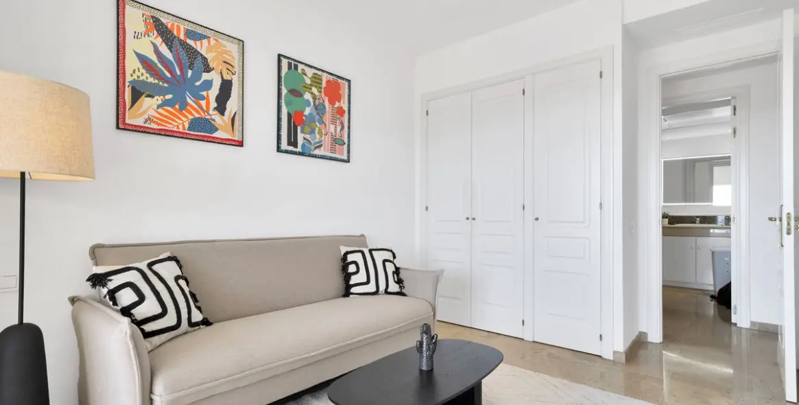 Sale of middle floor apartment in Elviria 36