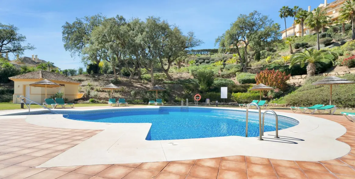 Sale of middle floor apartment in Elviria 37