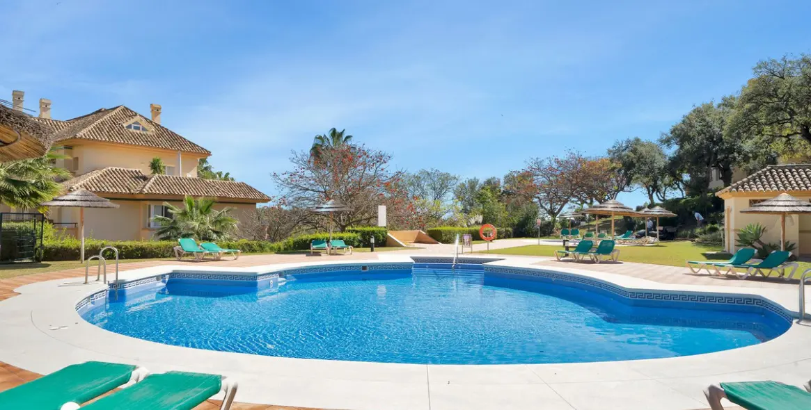 Sale of middle floor apartment in Elviria 38