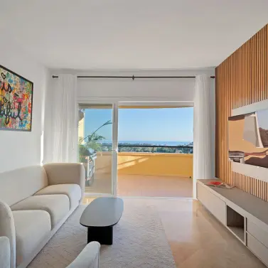 Venta de apartamento en planta media en Elviria
