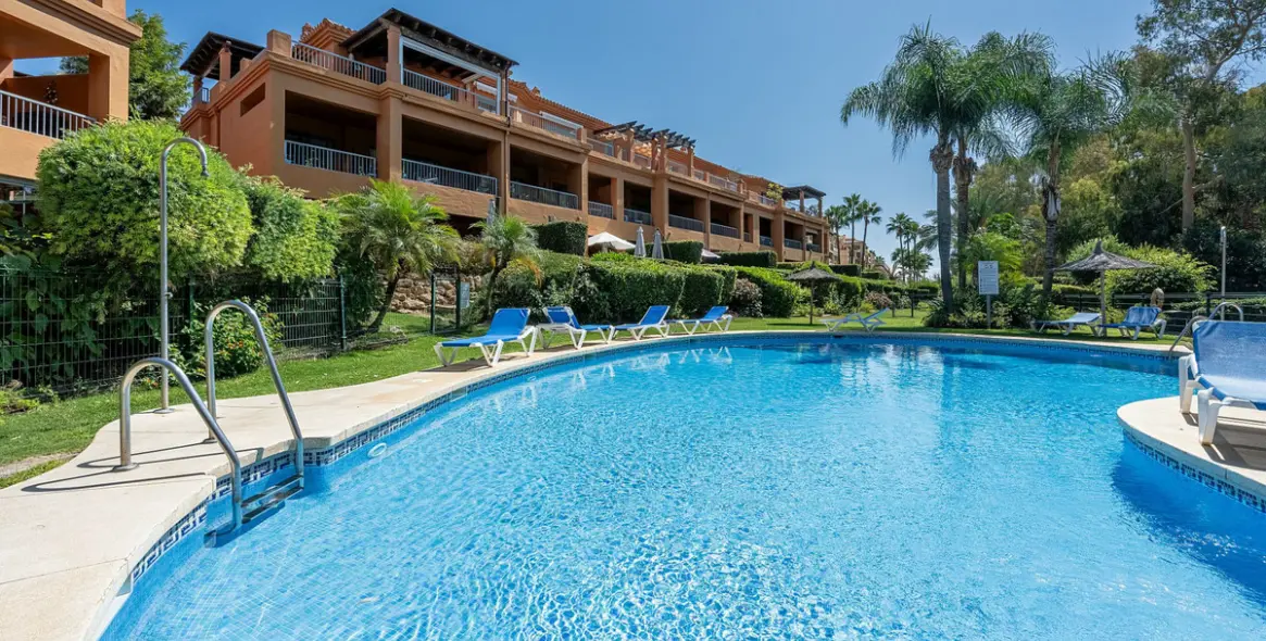 Sale of ground floor apartment in Estepona 1