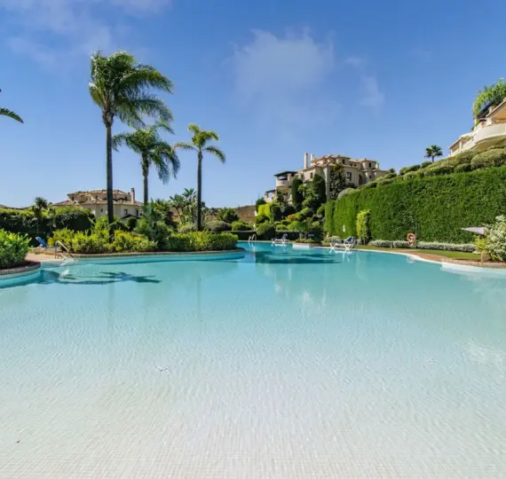 Sale of middle floor apartment in Benahavís