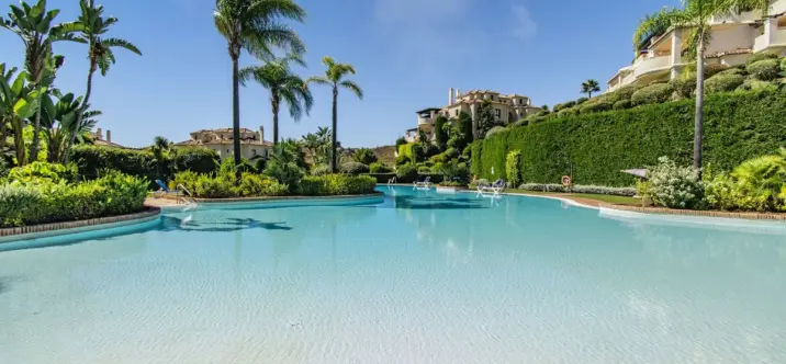 Sale of middle floor apartment in Benahavís 0