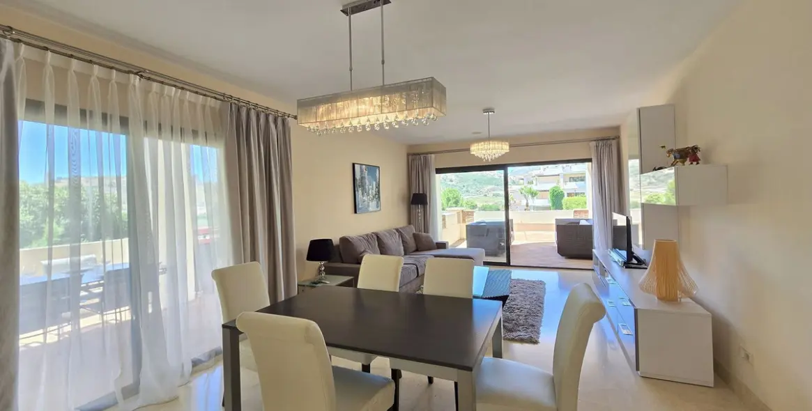 Venta de apartamento en planta media en Benahavís 2