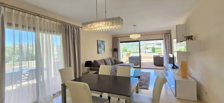 Sale of middle floor apartment in Benahavís 1