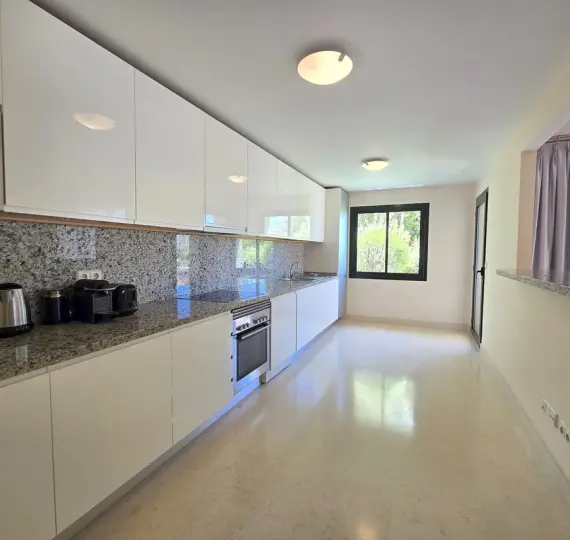 Sale of middle floor apartment in Benahavís