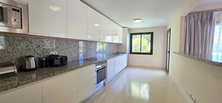 Sale of middle floor apartment in Benahavís 2