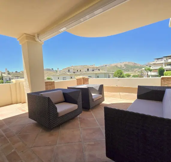 Sale of middle floor apartment in Benahavís