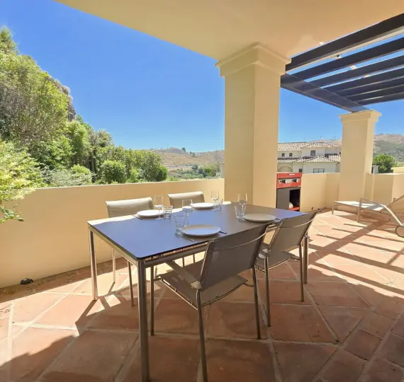 Sale of middle floor apartment in Benahavís