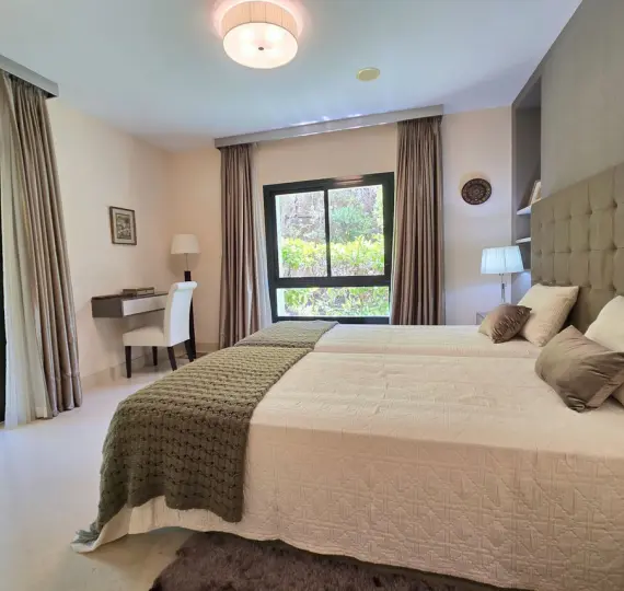 Sale of middle floor apartment in Benahavís