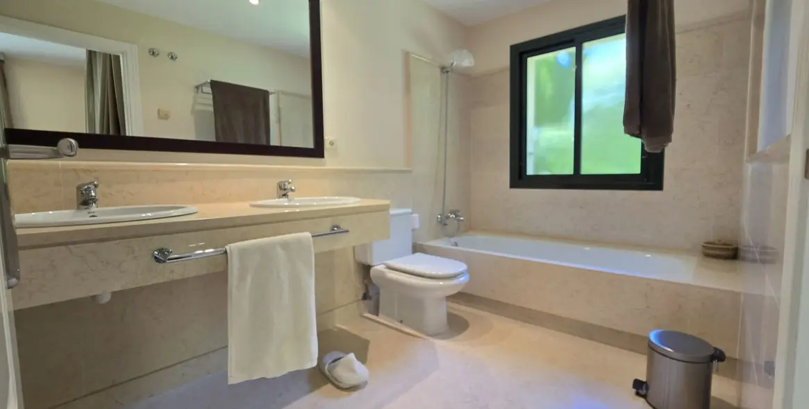 Venta de apartamento en planta media en Benahavís 7