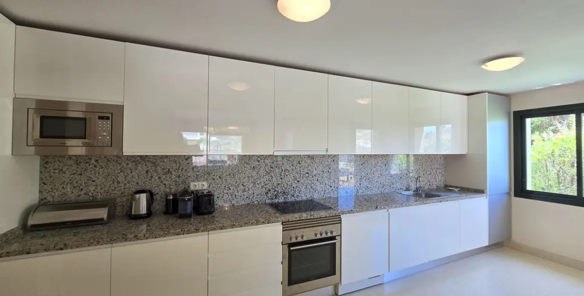 Venta de apartamento en planta media en Benahavís 13