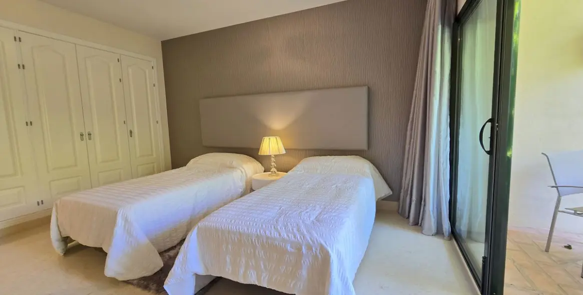 Venta de apartamento en planta media en Benahavís 14