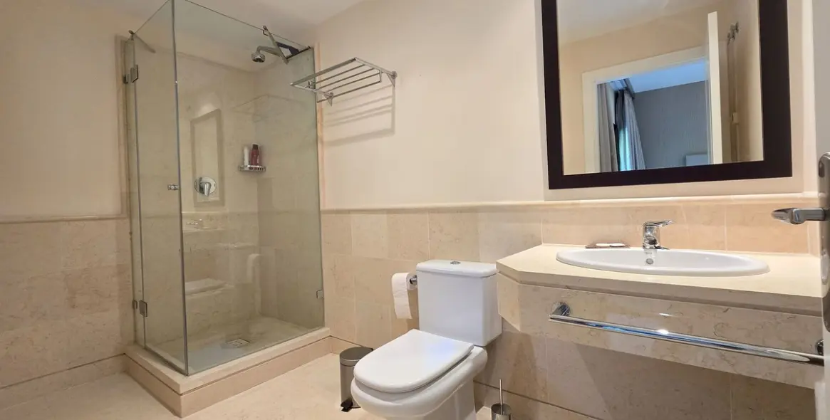 Venta de apartamento en planta media en Benahavís 15