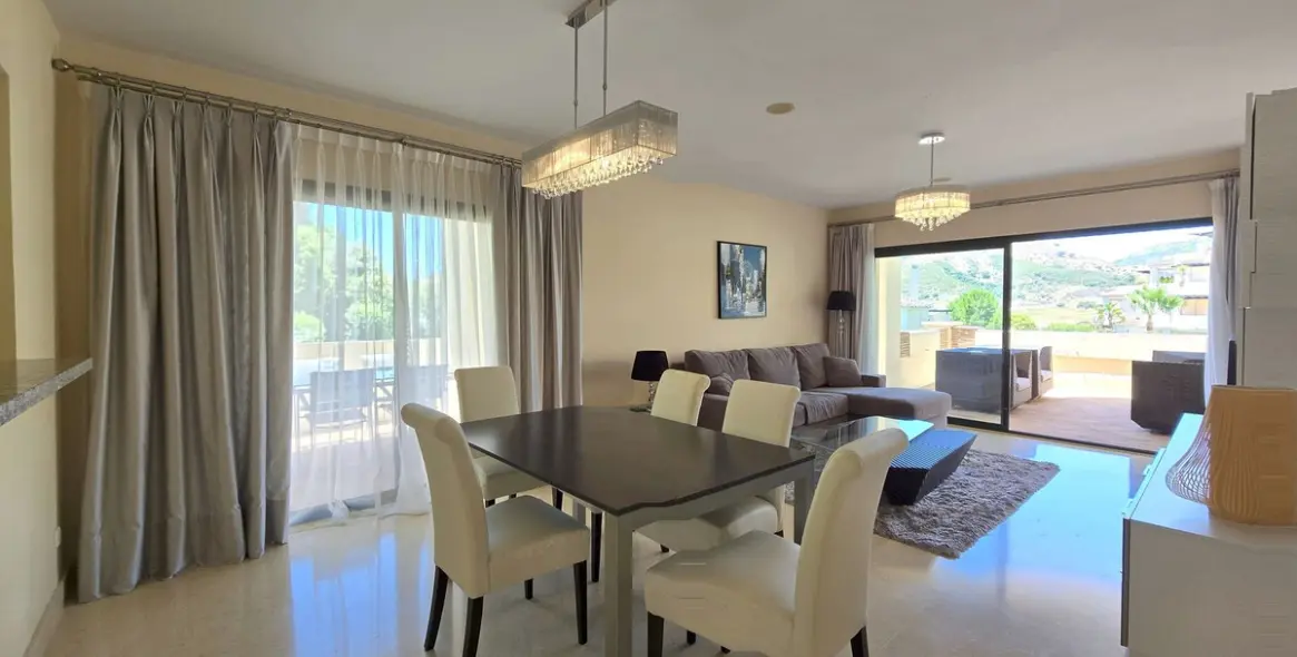 Venta de apartamento en planta media en Benahavís 20