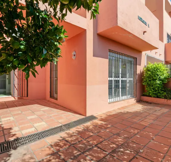 Sale of ground floor apartment in Marbella