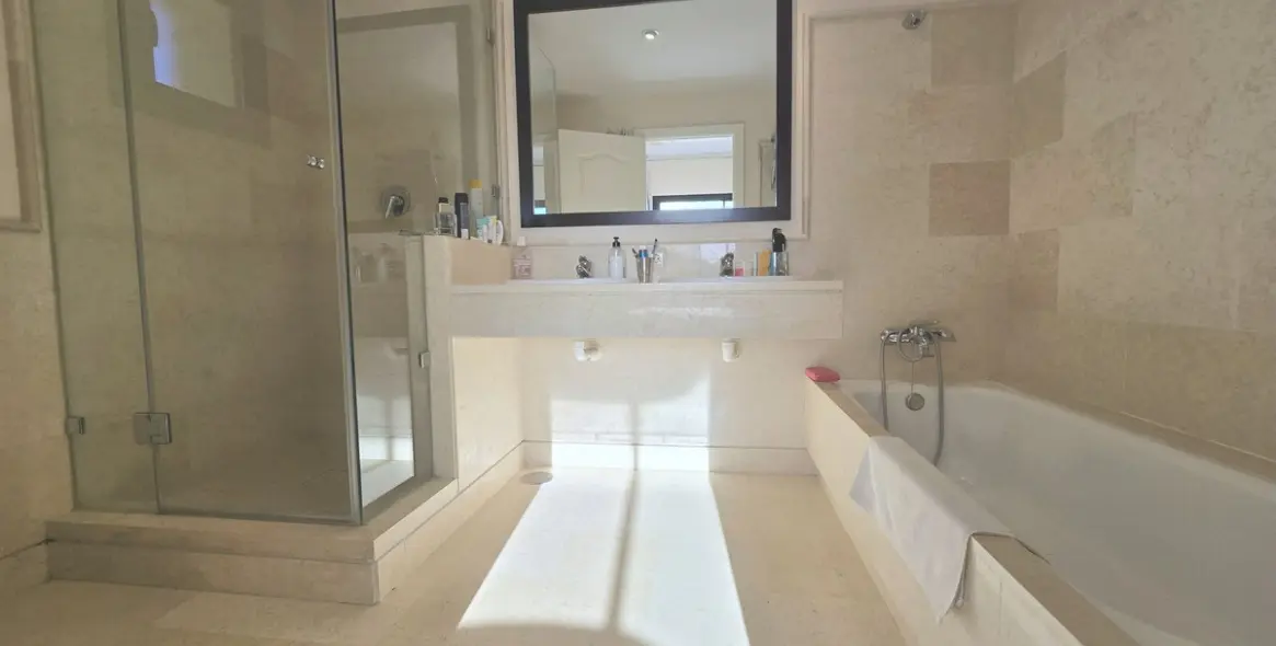 Sale of ground floor apartment in Benahavís 6