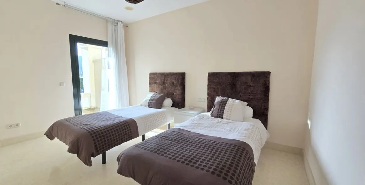 Sale of ground floor apartment in Benahavís 8