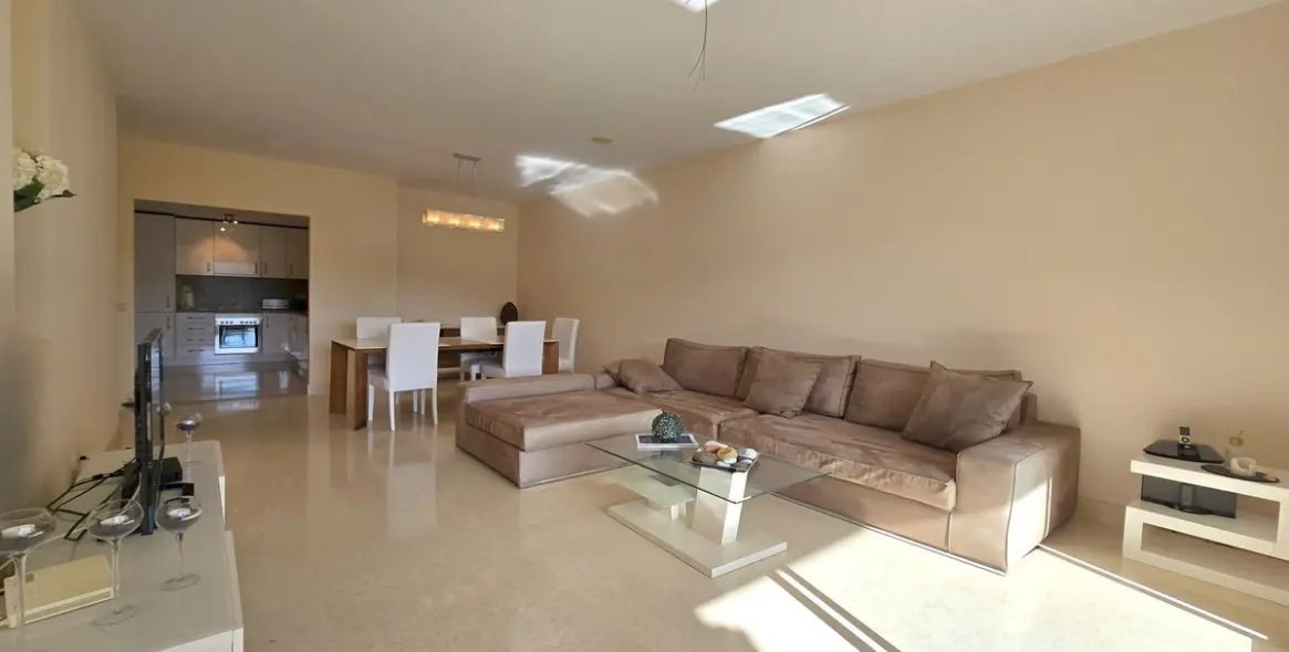 Sale of ground floor apartment in Benahavís 17