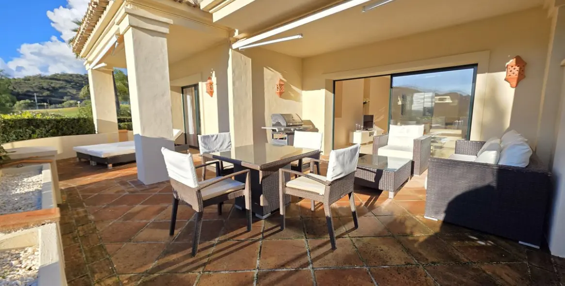 Sale of ground floor apartment in Benahavís 2