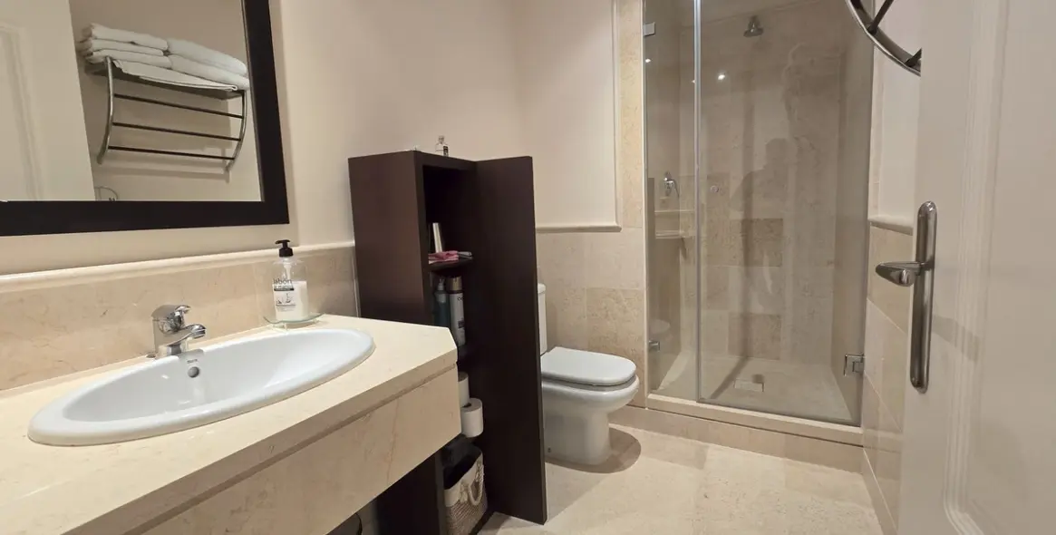 Sale of ground floor apartment in Benahavís 10