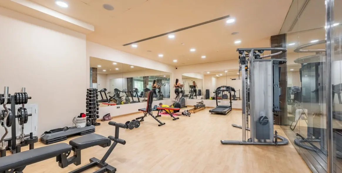 Sale of ground floor apartment in Benahavís 20