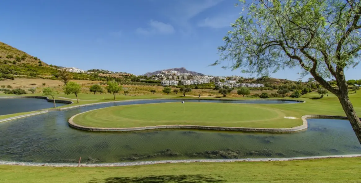 Sale of ground floor apartment in Benahavís 25