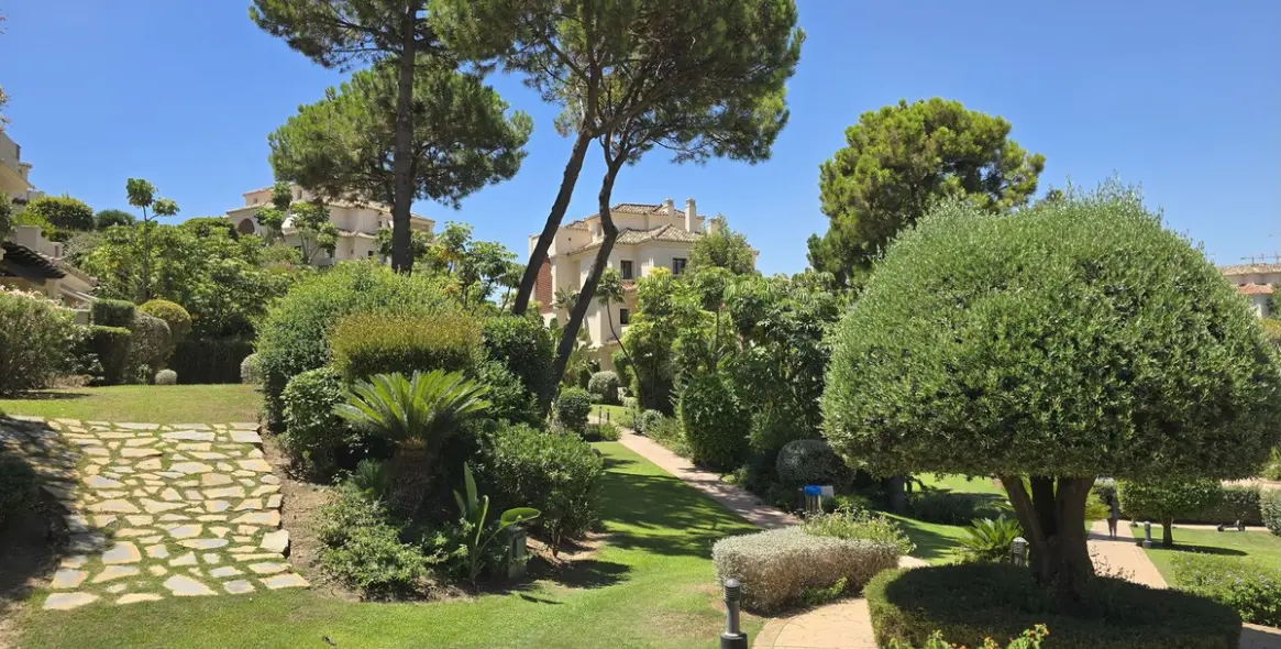 Sale of ground floor apartment in Benahavís 26