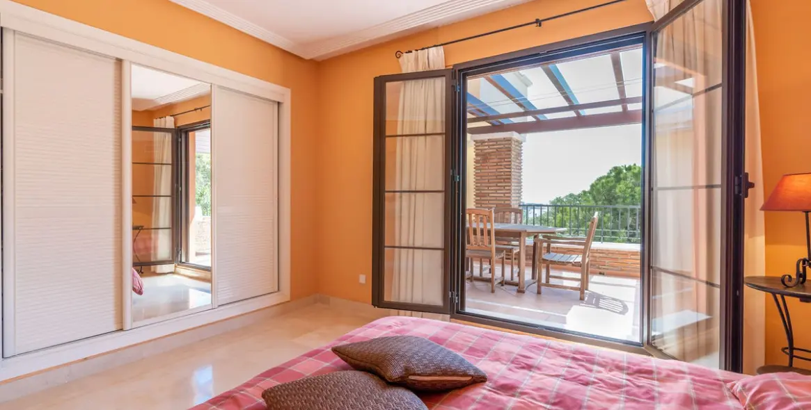 Продажа апартаментов на среднем этаже в Los Arqueros 10