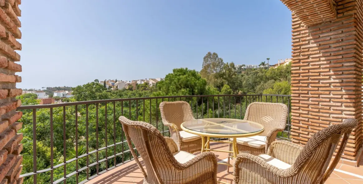 Продажа апартаментов на среднем этаже в Los Arqueros 14