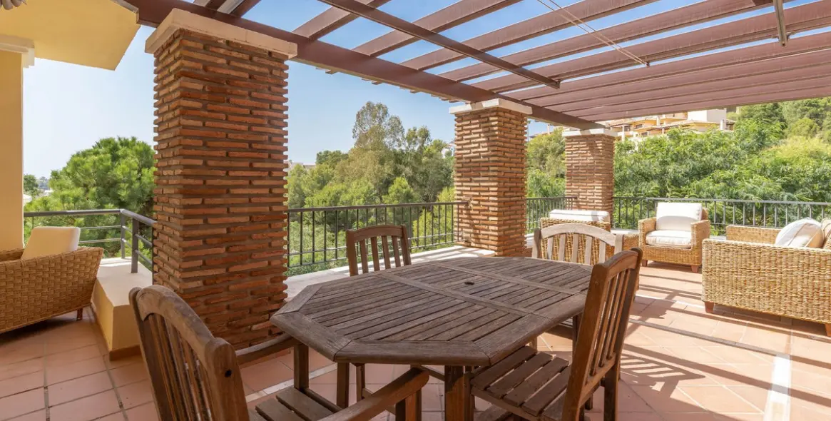 Продажа апартаментов на среднем этаже в Los Arqueros 1